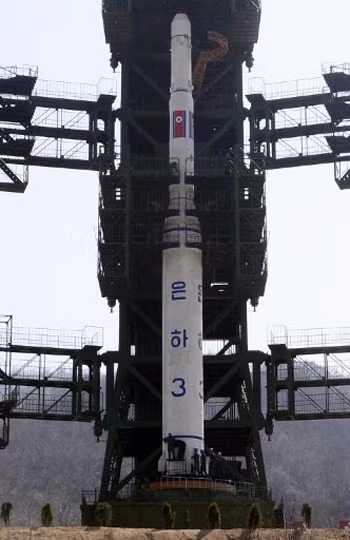 Tên lửa Unha-3 trên bệ phóng..