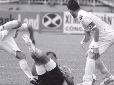  Lối đá bóng đi người ở lại của Hà Nội T&T Ảnh: TƯờNG VŨ 