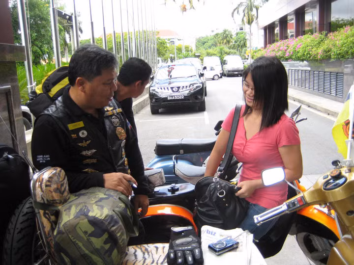 Hỏi chuyện hội chơi Vespa ở Brunei