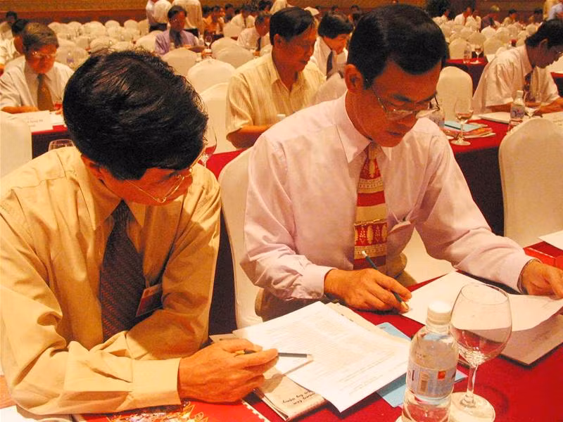 Quang cảnh Đại hội Nhiều vấn đề "nóng" làm đại biểu... khát Tâm sự phút giải lao Phút tâm tư của ông Phạm Ngọc Viễn ĐB Võ Quốc Thắng, Đoàn Nguyên Đức thảo luận các vấn đề ngoài hành lang LS Hải: "Tôi mà được mỗi 1 phiếu là tại anh đấy nhé!" Chủ tịch VFF khóa 4 Mai Liêm Trực trả lời phỏng vấn truyền hình LS Hải và ông Ngô Tử Hà: "Em xin bác chia sẻ tí kinh nghiệm" Cân nhắc kỹ trước khi đặt bút phiếu Được rồi, đã bỏ phiếu xong 116 đại biểu bỏ phiếu chọn BCH mới Hòm phiếu đầy đủ trước khi kiểm phiếu