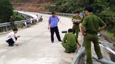 Lực lượng công an đang xác minh vụ tai nạn và điều tiết giao thông. Ảnh: Trà Minh