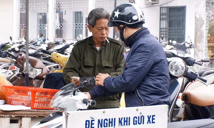 Tại khu vực trông xe