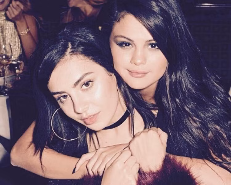 Selena Gomez và Charli XCX đã từng hợp tác trong bản hit Same Old Love. Selena Gomez và Charli XCX đã từng hợp tác trong bản hit Same Old Love.