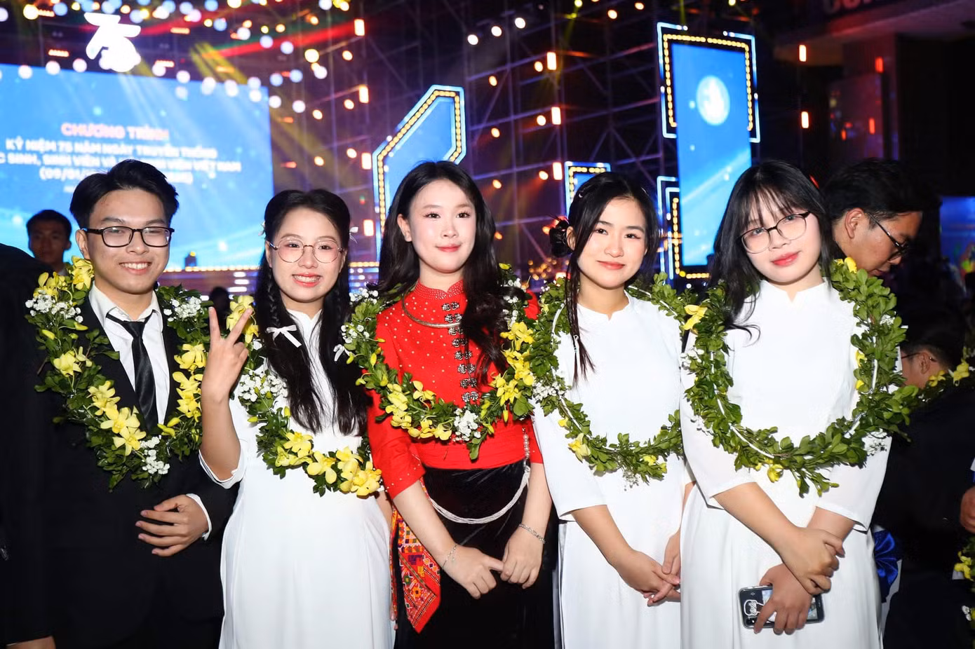Hà Anh (áo đỏ) đạt danh hiệu Học sinh 3 tốt tiêu biểu cấp Trung ương 2023 - 2024. Ảnh: NVCC