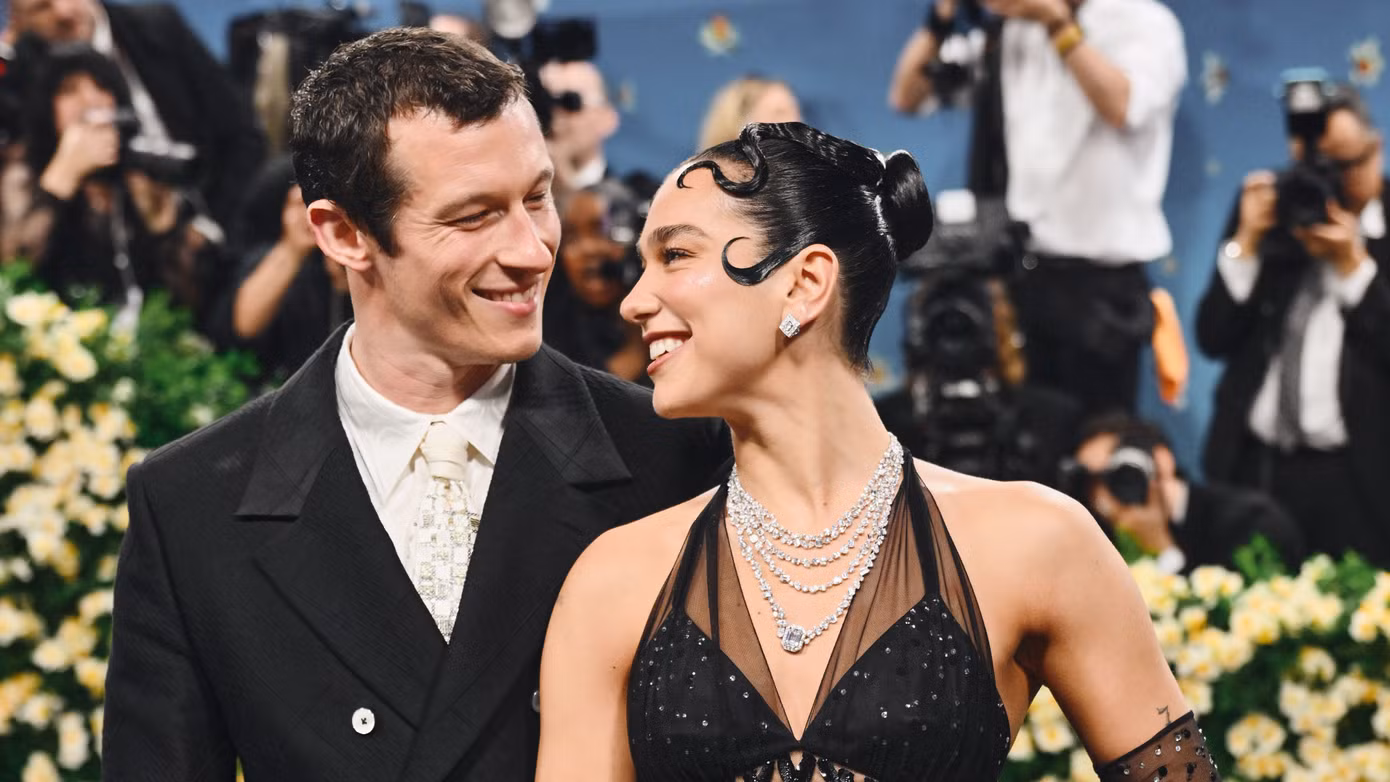 Dua Lipa chính thức đính hôn với Callum Turner. Dua Lipa chính thức đính hôn với Callum Turner.