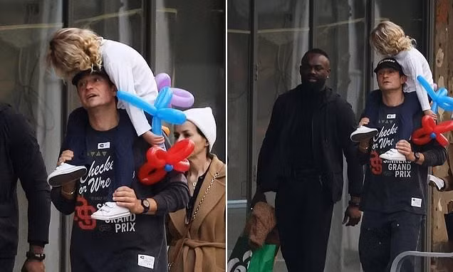 Orlando Bloom xuất hiện ở Perth, Úc cùng con gái Daisy. Orlando Bloom xuất hiện ở Perth, Úc cùng con gái Daisy.