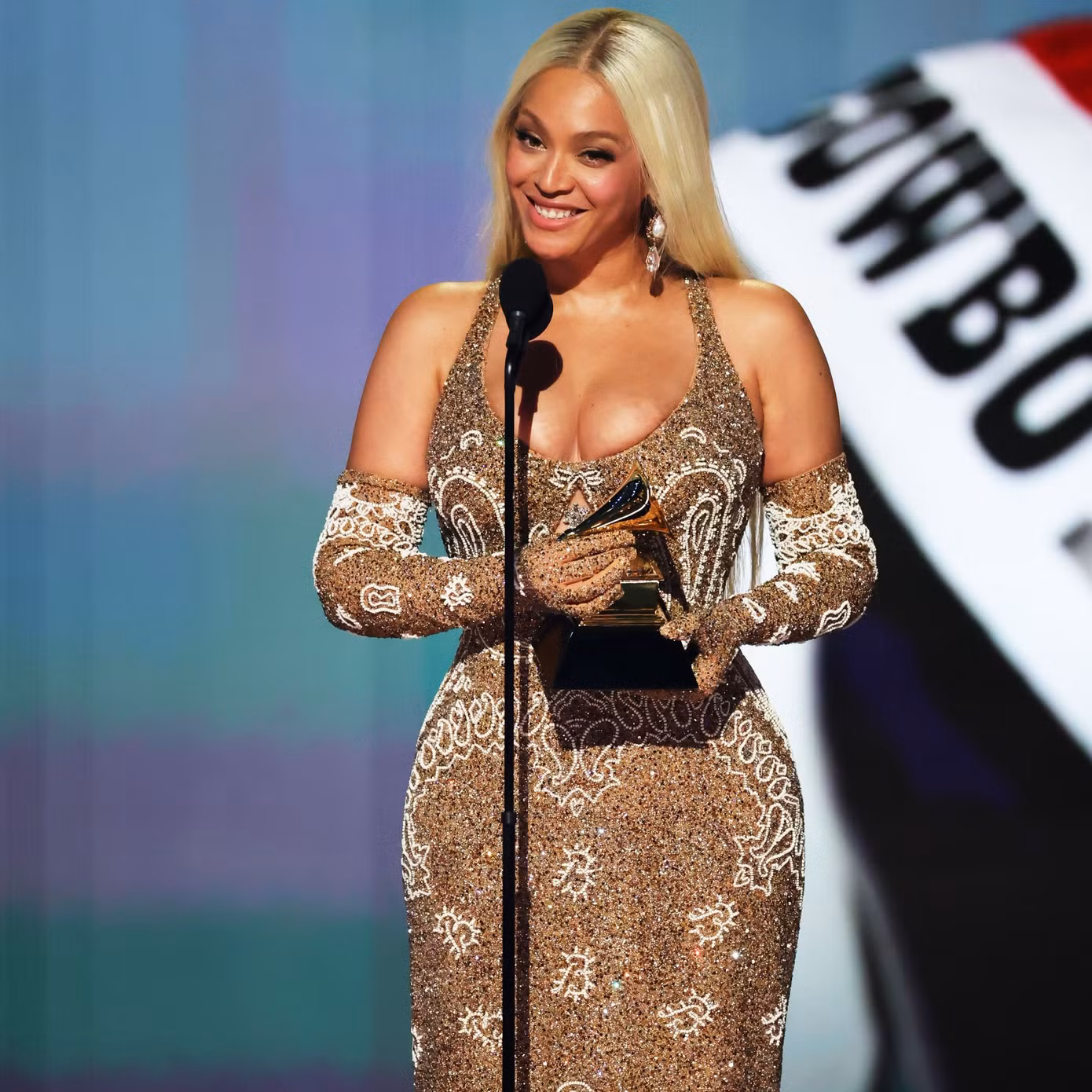 Beyoncé là nghệ sĩ nữ da màu đầu tiên thắng giải Grammy cho album nhạc đồng quê trong hơn 50 năm qua. Beyoncé là nghệ sĩ nữ da màu đầu tiên thắng giải Grammy cho album nhạc đồng quê trong hơn 50 năm qua.