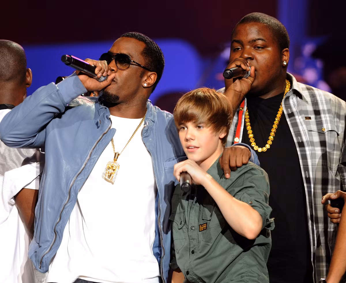 Justin Bieber kêu gọi công chúng hãy tập trung sự chú ý vào những nạn nhân thật sự. Justin Bieber kêu gọi công chúng hãy tập trung sự chú ý vào những nạn nhân thật sự.