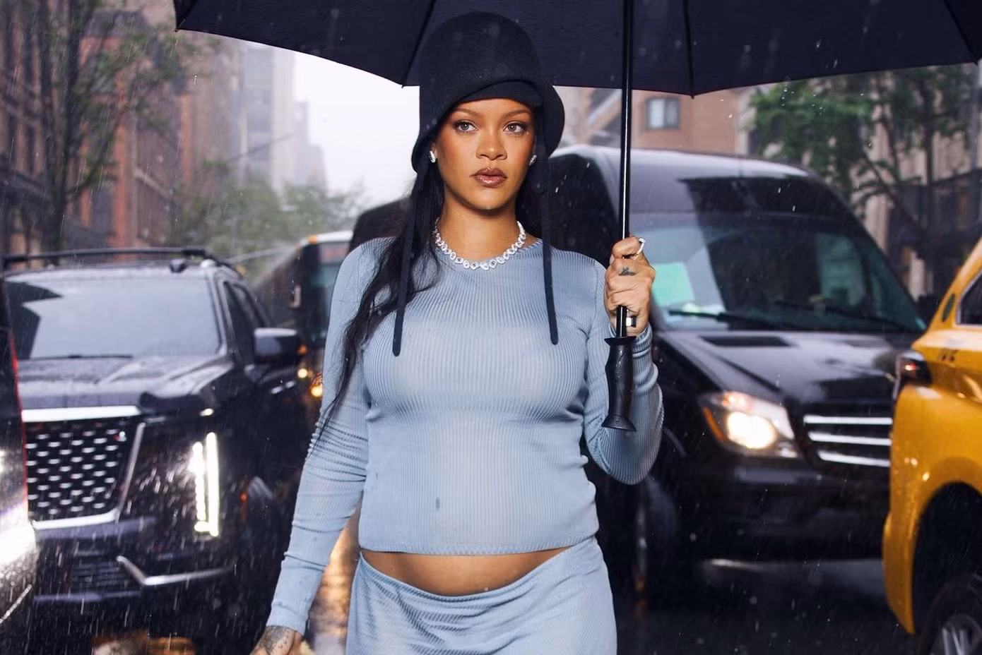 Hình ảnh của Rihanna xuất hiện trước khách sạn để chuẩn bị cho Met Gala.