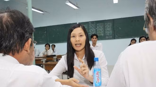 Các ứng viên trả lời câu hỏi tại buổi phỏng vấn tuyển dụng giáo viên năm 2012 do Sở GD-ĐT TP.HCM tổ chức sáng 2-8-2012. Ảnh: Như Hùng