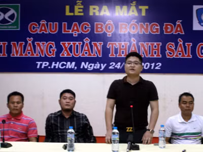 Tân chủ tịch CLB XMXT Sài Gòn Nguyễn Xuân Thuỷ (đứng) hứa sẽ làm bóng đá đến nơi đến chốn. Ảnh: Tường Vũ