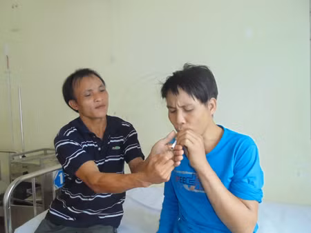“Giận” em bắt mồi thuốc để hút…