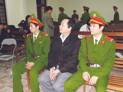 Nhiều người cho rằng cựu hiệu trưởng Sầm Đức Xương bị án 9 năm tù về tội mua dâm người chưa thành niên vẫn là quá nhẹ