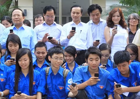 Bộ trưởng Hoàng Tuấn Anh, Đại sứ Du lịch Việt Nam Lý Nhã Kỳ cùng các quan chức của Bộ VH-TT-DL và các sinh viên tình nguyện đang nhắn tin bầu chọn cho Vịnh Hạ Long