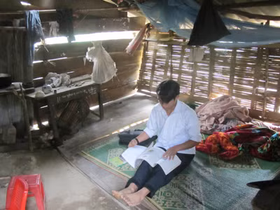 Một học sinh bán trú người Mông đang học bài 
