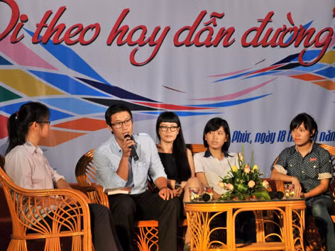 Tran Hung John (cầm micro) giao lưu với học sinh sinh viên