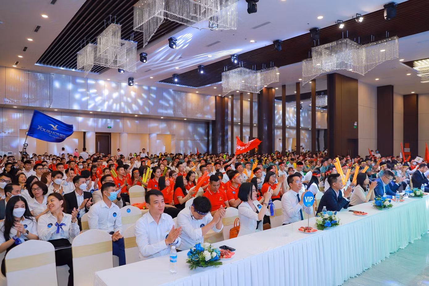 Gần 1000 chiến binh kinh doanh hội tụ tại sự kiện kick off dự án HP Naia City Móng Cái ảnh 1 Gần 1000 chiến binh kinh doanh hội tụ tại sự kiện kick off dự án HP Naia City Móng Cái ảnh 1
