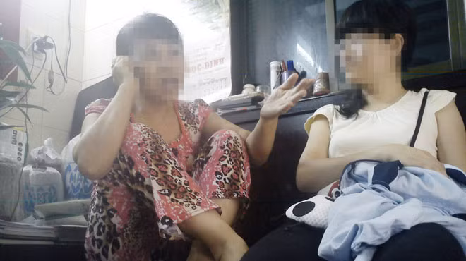 Bà Ngọc (trái) - một cò bán trứng - tiếp thị với khách hàng về tình hình sức khỏe, nhân thân trong sạch của người bán trứng. Ảnh: Đức Thanh(Tuổi Trẻ)