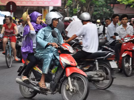 Phụ huynh đưa con đi thi từ sáng sớm, trời vẫn mưa rả rích. Phụ huynh đưa con đi thi từ sáng sớm, trời vẫn mưa rả rích