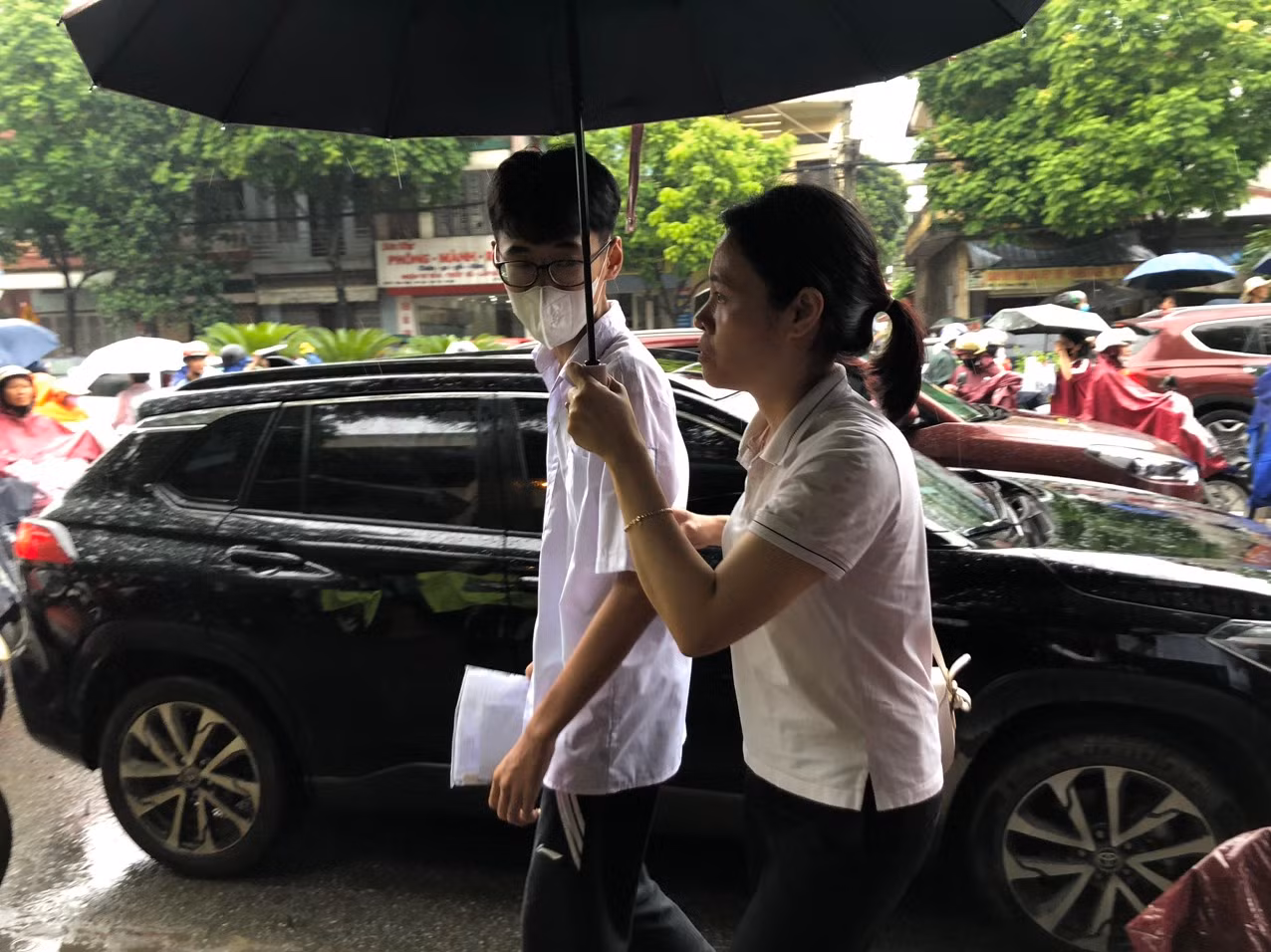 Một vài hình ảnh "dễ cưng" trong buổi thi cuối cùng của kỳ thi vào lớp 10 THPT không chuyên.