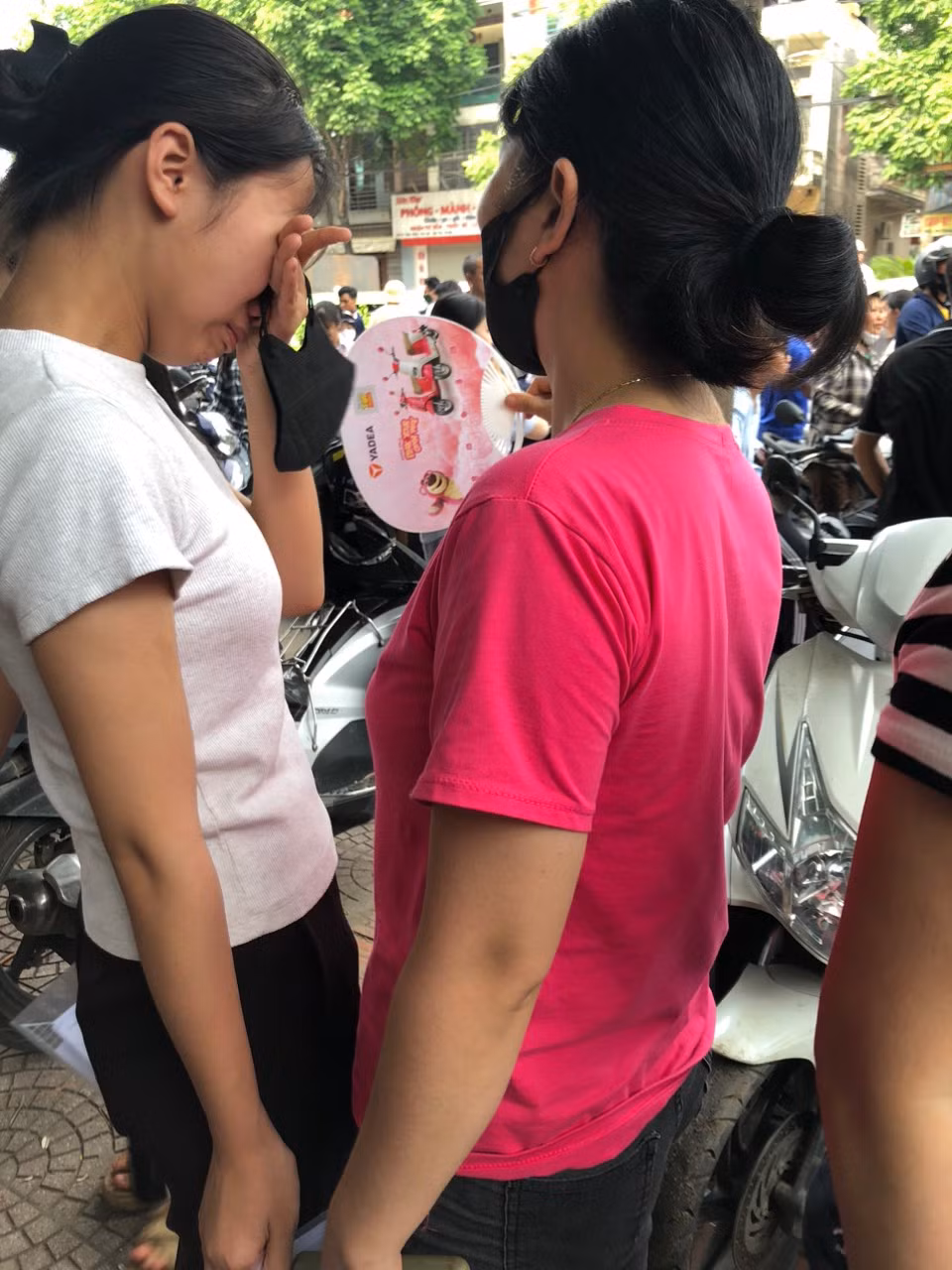 Teen được phụ huynh an ủi sau khi tủi thân vì làm bài không như ý. Teen được phụ huynh an ủi sau khi tủi thân vì làm bài không như ý.