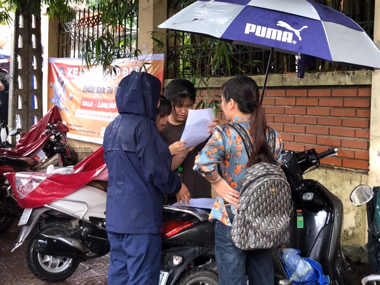 Một vài hình ảnh "dễ cưng" trong buổi thi cuối cùng của kỳ thi vào lớp 10 THPT không chuyên.