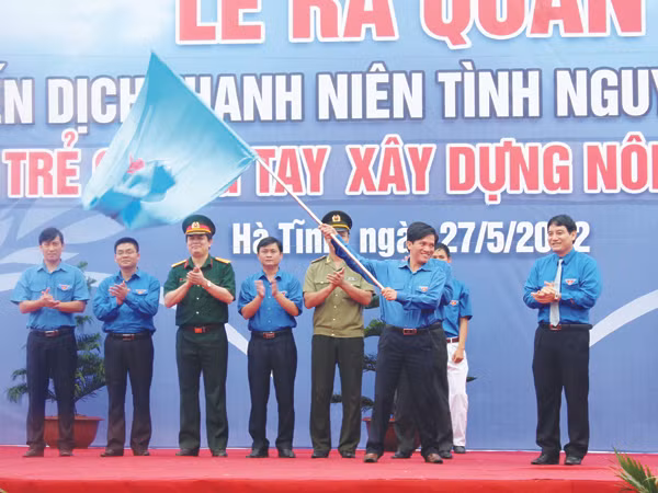 Bí thư Thứ nhất Nguyễn Đắc Vinh (ngoài cùng bên phải) trao cờ phát động lễ ra quân. Bí thư Thứ nhất Nguyễn Đắc Vinh (ngoài cùng bên phải) trao cờ phát động lễ ra quân