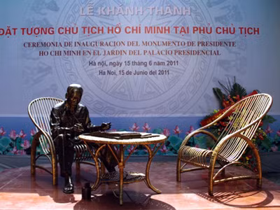 Tượng đồng Bác Hồ ngồi làm việc tại Phủ Chủ tịch Ảnh: Hà An