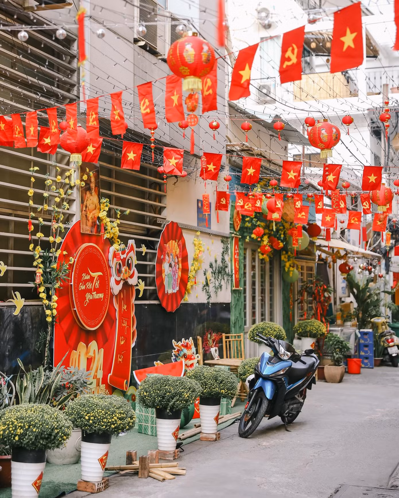 Hình ảnh rực rỡ khắp các con hẻm cũng là tín hiệu khiến Gen Z náo nức mỗi mùa Tết về. Ảnh tổng hợp từ nhiều nguồn