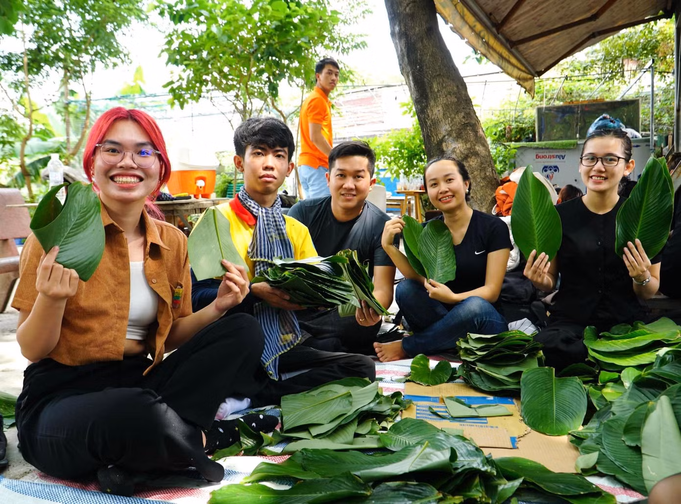 Tất cả cùng chung sức chung lòng cho một dự án mang tên “Bánh chưng có thịt” nhằm gửi 2.000 cái bánh chưng cho người vô gia cư, các mái ấm và bệnh nhân khó khăn ở TP.HCM. Ảnh: Flying Heart.