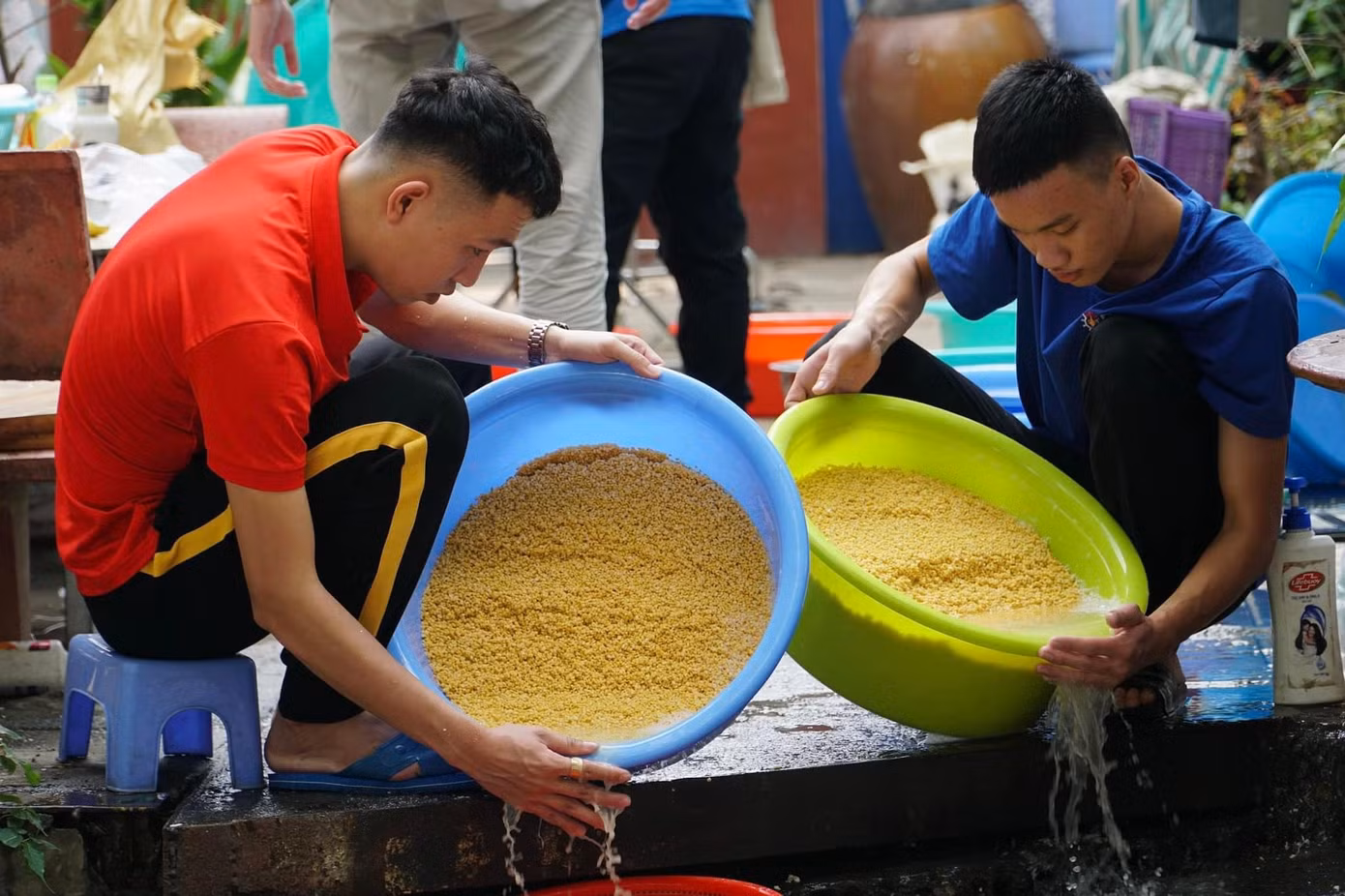 Tất cả cùng chung sức chung lòng cho một dự án mang tên “Bánh chưng có thịt” nhằm gửi 2.000 cái bánh chưng cho người vô gia cư, các mái ấm và bệnh nhân khó khăn ở TP.HCM. Ảnh: Flying Heart.