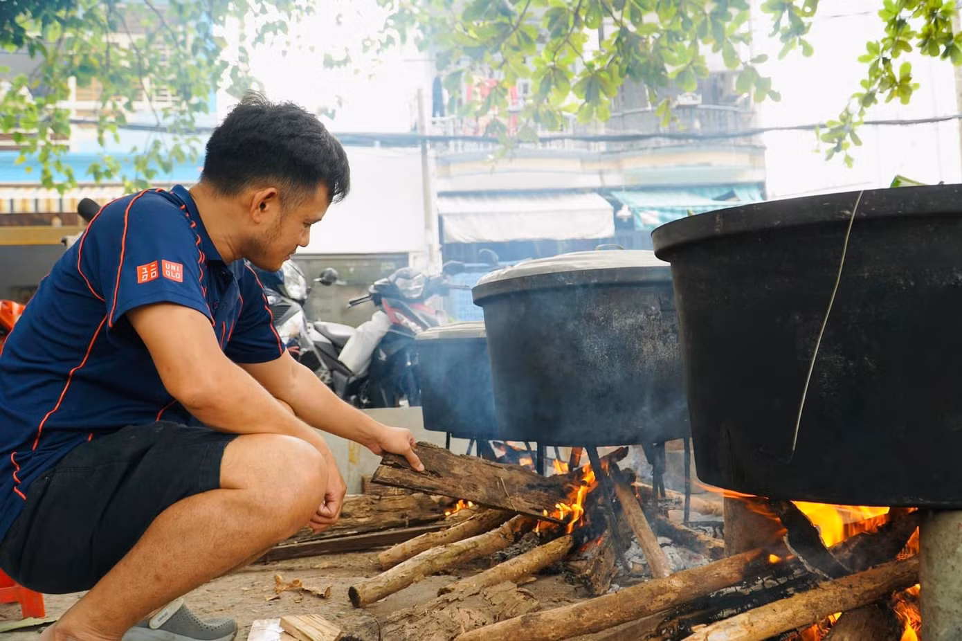 Tất cả cùng chung sức chung lòng cho một dự án mang tên “Bánh chưng có thịt” nhằm gửi 2.000 cái bánh chưng cho người vô gia cư, các mái ấm và bệnh nhân khó khăn ở TP.HCM. Ảnh: Flying Heart.