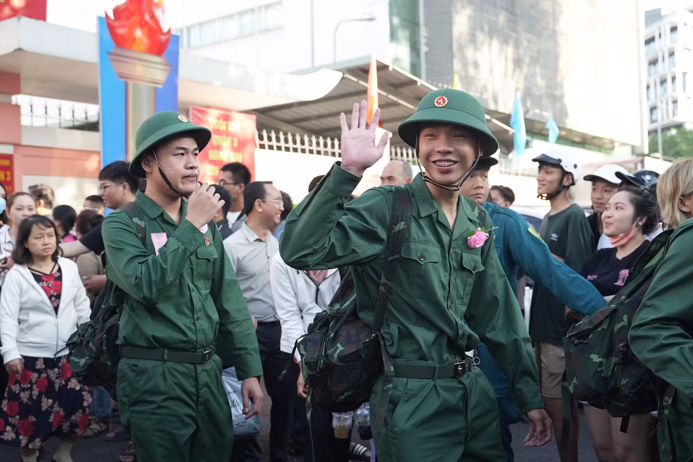 Lễ giao nhận quân diễn ra trong không khí hân hoan nhưng không kém phần xúc động.