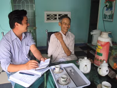Ông Nguyễn Quang Hùng (phải) hiện nay