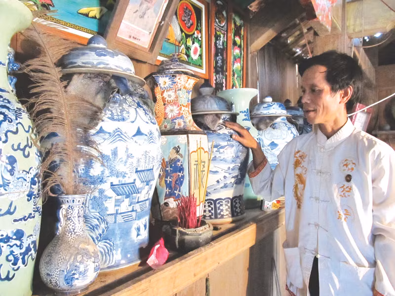 Ngày ngày mân mê những chiếc ché
