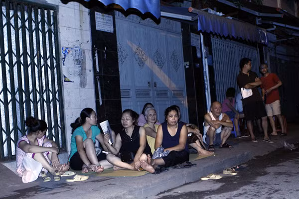 Vật vã chờ đợi thâu đêm