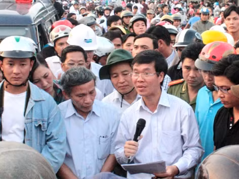 Bí thư Tỉnh ủy Võ Văn Thưởng và ông Cao Khoa - Chủ tịch UBND tỉnh đối thoại với người dân Tư Nghĩa chiều 27/10. Ảnh: P.Đ