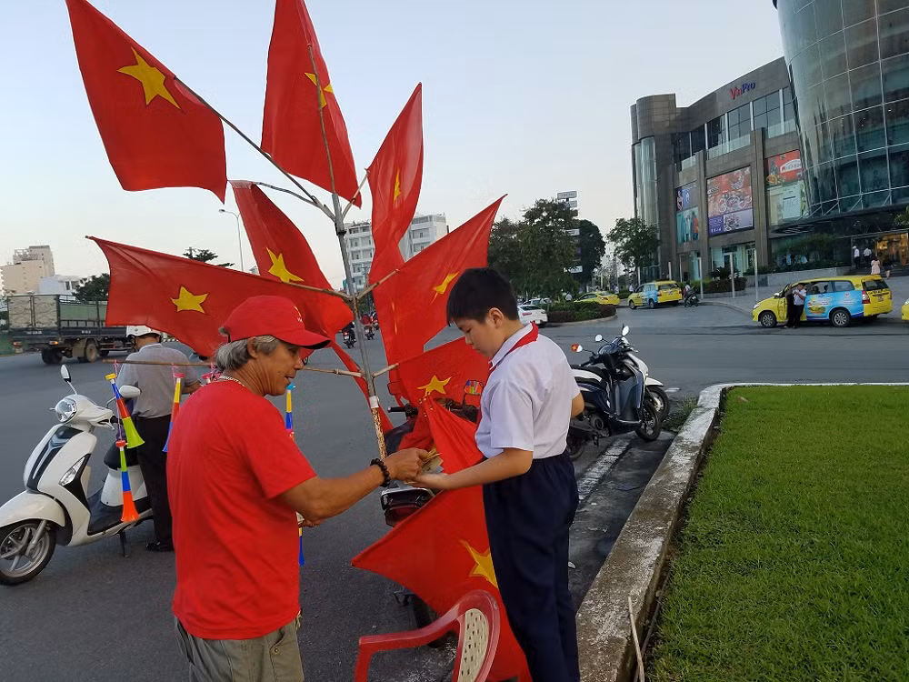 Người dân Đà Nẵng đổ xô mua cờ cổ vũ tuyển Việt Nam ảnh 8