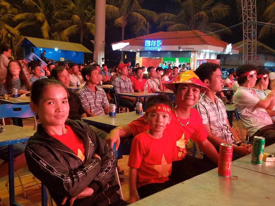 Người dân Đà Nẵng đổ xô mua cờ cổ vũ tuyển Việt Nam ảnh 9
