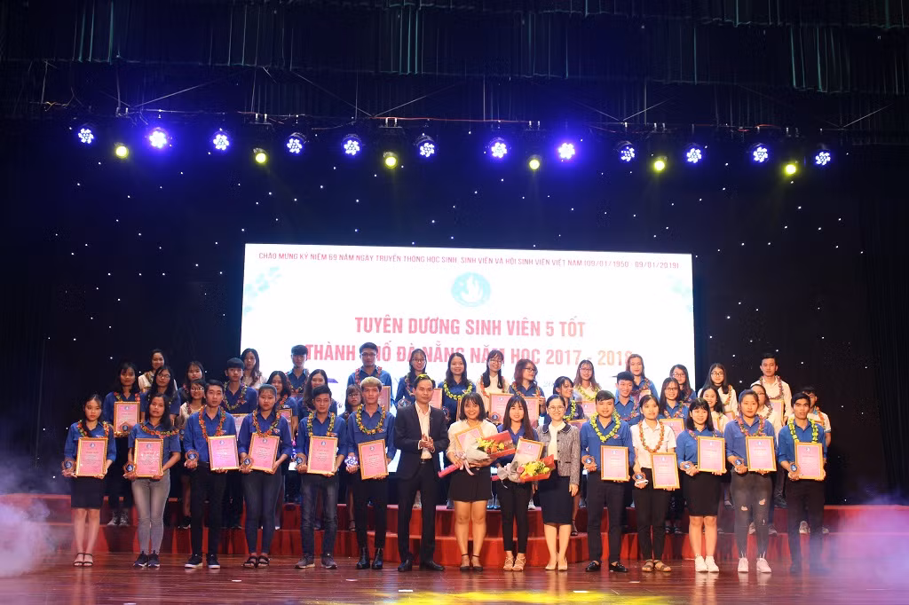 Thành đoàn Đà Nẵng tuyên dương 'Sinh viên 5 tốt' năm 2018 ảnh 1
