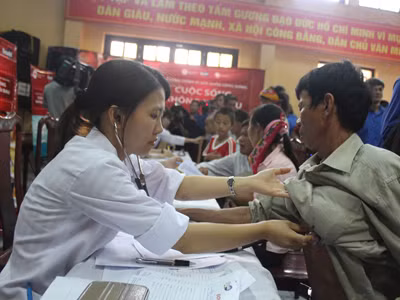 Tuổi trẻ Hà Tĩnh khám bệnh cho người nghèo