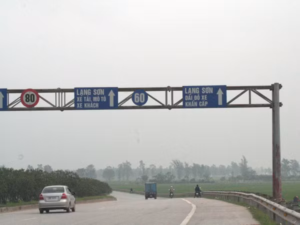 Biển báo trên tuyến QL1A mới (Hà Nội-Bắc Ninh) từng khiến CSGT Bắc Ninh phạt oan người dân. Ảnh: Đức Nam