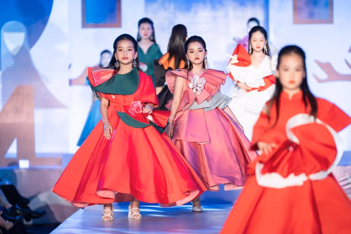Những người mẫu nhí gây ấn tượng trên sàn catwalk