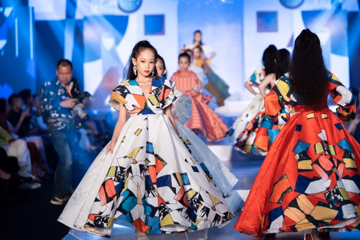 Đại hội 'Siêu mẫu nhí 2021' sẽ quy tụ 650 mẫu nhí trên khắp cả nước trình diễn 40 bộ sưu tập đến từ 40 nhà thiết kế trẻ của thương hiệu thời trang trẻ em quốc tế Đắc Ngọc Designer House trong 3 show diễn xuyên suốt năm 2021.