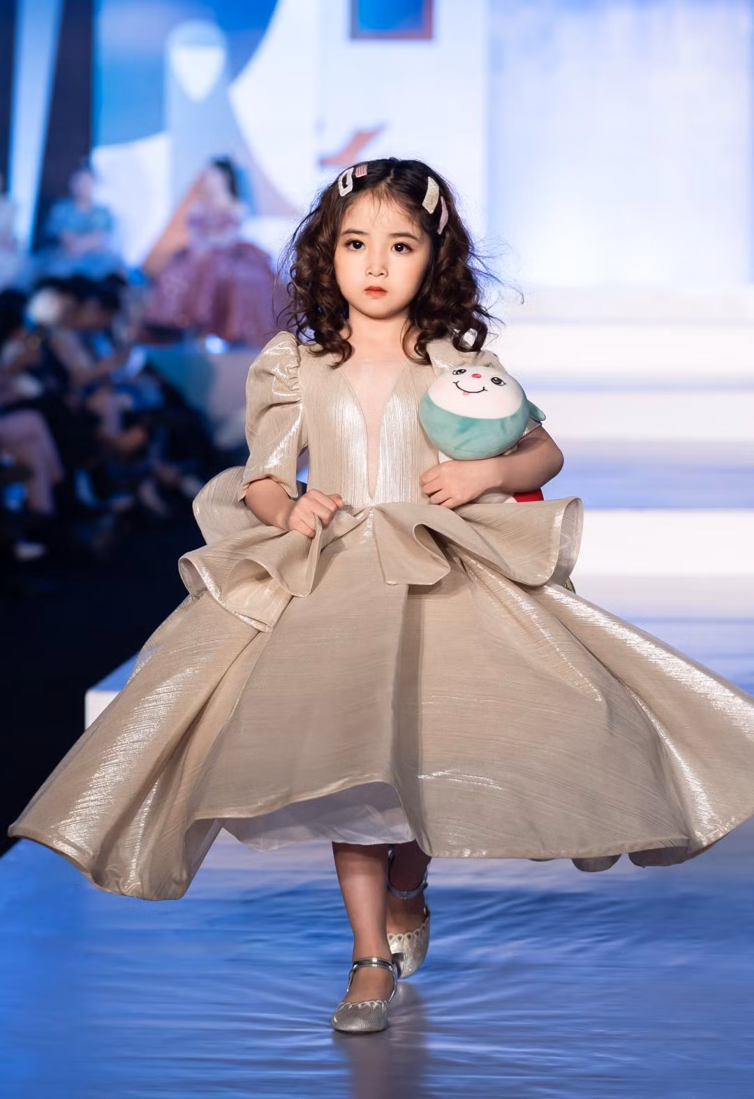 Sàn diễn dài kỉ lục cùng sự đầu tư lớn sẽ đem đến một bữa tiệc về thời trang, ánh sáng và âm nhạc cho khán giả. Sự kiện có sự góp mặt của 3.000 khách mời tham dự trong 3 đêm diễn.