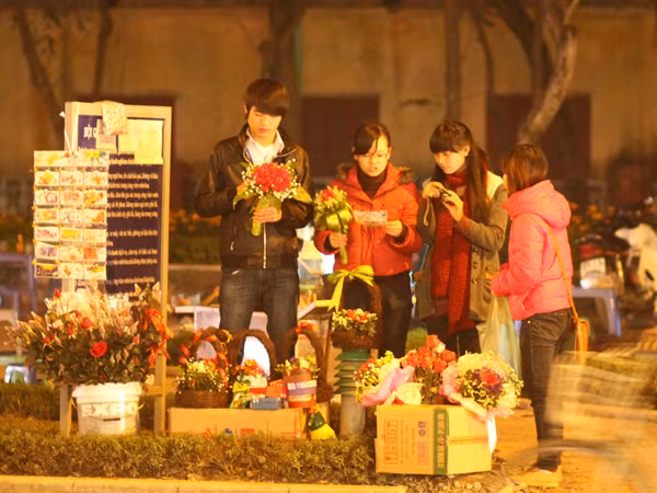 Nhiều bạn trẻ làm thêm trong dịp V-Day