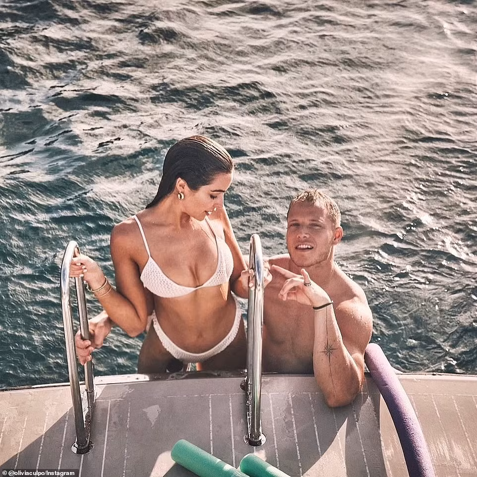 Dailymail đưa tin người đẹp nước Mỹ chia sẻ lên Instagram cá nhân loạt ảnh diện bikini khoe body cực phẩm, "tình bể bình" bên bạn trai gây "bão" mạng xã hội. Dailymail đưa tin người đẹp nước Mỹ chia sẻ lên Instagram cá nhân loạt ảnh diện bikini khoe body cực phẩm, "tình bể bình" bên bạn trai gây "bão" mạng xã hội.