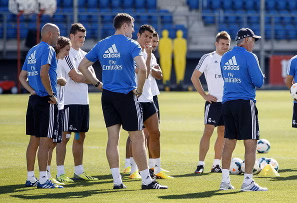 Bale được giới thiệu với các đồng đội mới
