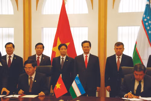 Thủ tướng Nguyễn Tấn Dũng và Thủ tướng Shavkat Mirziyoyev chứng kiến lễ ký các văn kiện	Ảnh: Xuân Ba