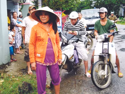 Người dân Bắc Trà My đổ ra đường chạy động đất ngày 15 - 11 Ảnh: Nguyễn Thành